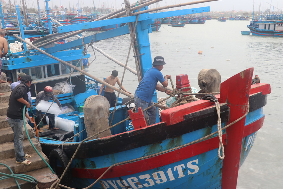 Tàu cá của ngư dân phường Phú Đông, thành phố Tuy Hòa, Phú Yên, cập cảng Đông Tác tiếp nhiên liệu chuẩn bị cho chuyến đi biển kéo dài khoảng 20 đến 25 ngày đánh bắt tại ngư trường Hoàng Sa, Trường Sa. (Ảnh: Phạm Cường/TTXVN)