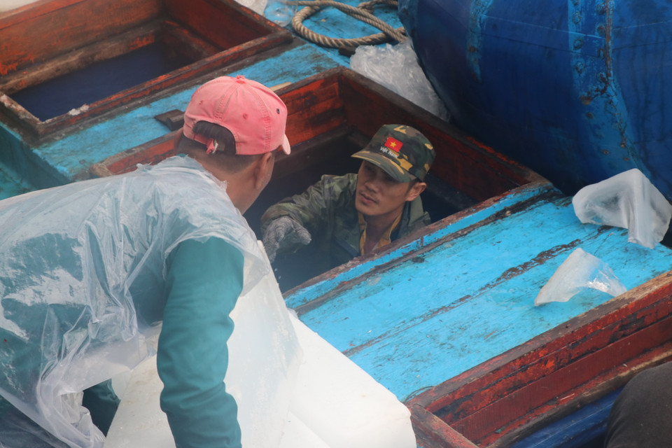 Ngư dân Phú Yên chuẩn bị nhiên liệu, đá cho chuyến biển Tết. (Ảnh: Phạm Cường-TTXVN)