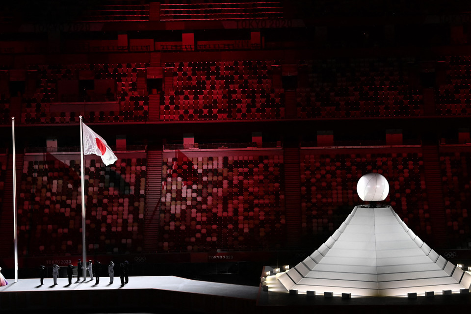 Lễ thượng cờ Nhật Bản tại lễ khai mạc Olympic Tokyo 2020 trên sân vận động Olympic ở thủ đô Tokyo, Nhật Bản. ( Ảnh: AFP/TTXVN)
