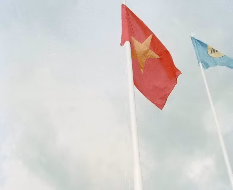 Phát huy thế mạnh của đất nước để có thể tham gia vào quá trình toàn cầu hóa, phát triển kinh tế-xã hội mà vẫn giữ được độc lập chủ quyền dân tộc, đem lại cuộc sống ấm no, tự do, hạnh phúc cho nhân dân. Trong ảnh: Nghi thức thượng cờ tại Lễ kết nạp Việt Nam là thành viên chính thức thứ bảy của Hiệp hội các Quốc gia Đông Nam Á (ASEAN), chiều 28/7/1995, tại Thủ đô Bandar Seri Begawan (Brunei). (Ảnh: Trần Sơn/TTXVN)