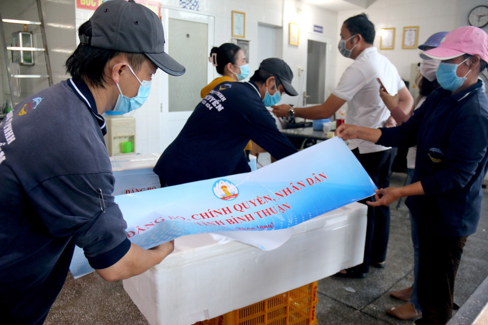 Nhu yếu phẩm sẽ được chuyển đến hỗ trợ người dân Thành phố Hồ Chí Minh và Bình Dương. (Ảnh: Nguyễn Thanh/TTXVN)