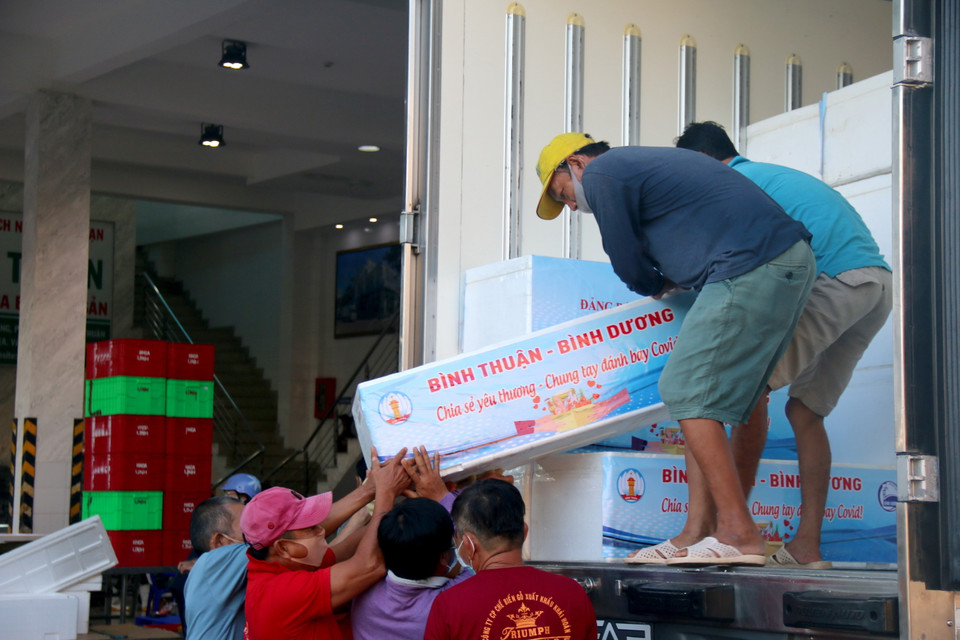 Chuyển hàng hóa, nhu yếu phẩm lên xe hỗ trợ người dân Thành phố Hồ Chí Minh và tỉnh Bình Dương. (Ảnh: Nguyễn Thanh/TTXVN)