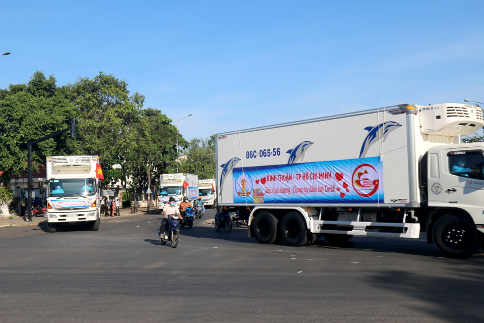 Chuyến hàng hỗ trợ bao gồm các nhu yếu phẩm: 4 tấn cá bóp tươi; 4 tấn cá khô; 7.200 lít nước mắm; 500kg thanh long sấy... với tổng trị giá 2 tỷ đồng và hơn 15 tấn thanh long tươi do các doanh nghiệp trên địa bàn đóng góp. (Ảnh: Nguyễn Thanh/TTXVN)