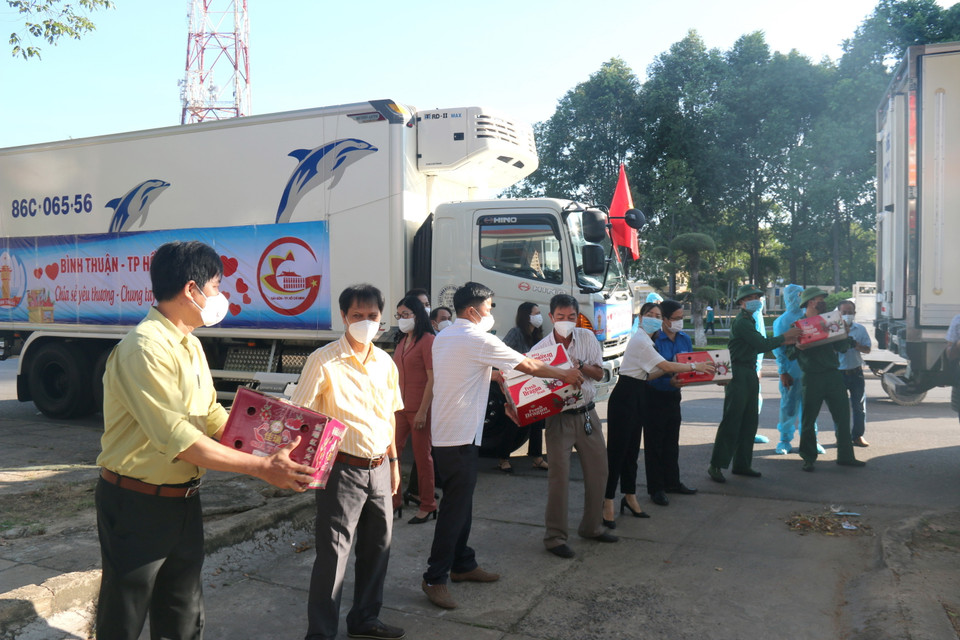 Chuyển hàng hóa, nhu yếu phẩm từ Ủy ban Mặt trật Tổ quốc tỉnh Bình Thuận đến hỗ trợ người dân Thành phố Hồ Chí Minh và tỉnh Bình Dương. (Ảnh: Nguyễn Thanh/TTXVN)