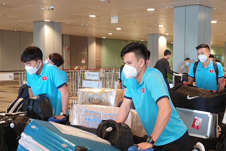 Đội tuyển tự chủ động trong việc xử lý hành lý khi về đến khách sạn. (Ảnh: TTXVN phát)