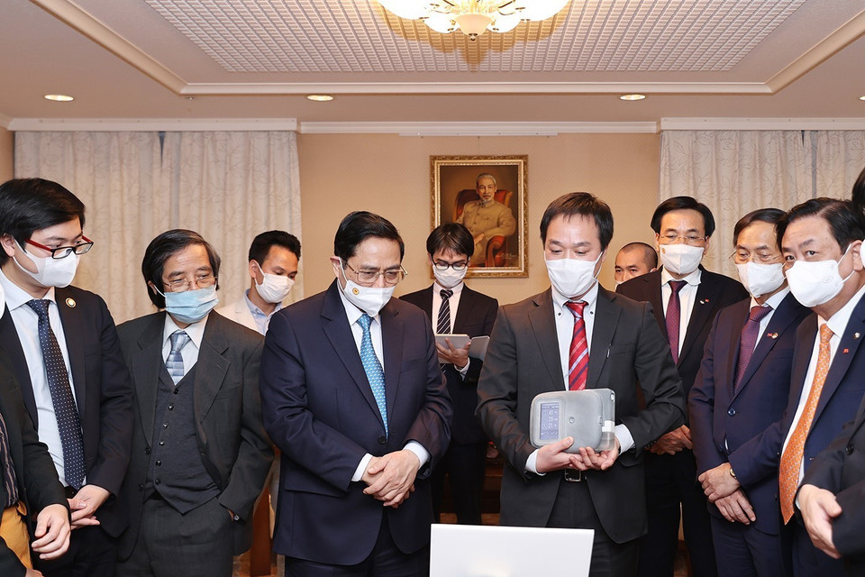 Trí thức Việt Nam tại Nhật Bản giới thiệu với Thủ tướng về các sáng chế công nghệ. (Ảnh: Dương Giang/TTXVN)