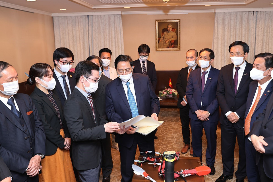 Thủ tướng Phạm Minh Chính xem các sáng chế công nghệ của trí thức Việt Nam tại Nhật Bản. (Ảnh: Dương Giang/TTXVN)