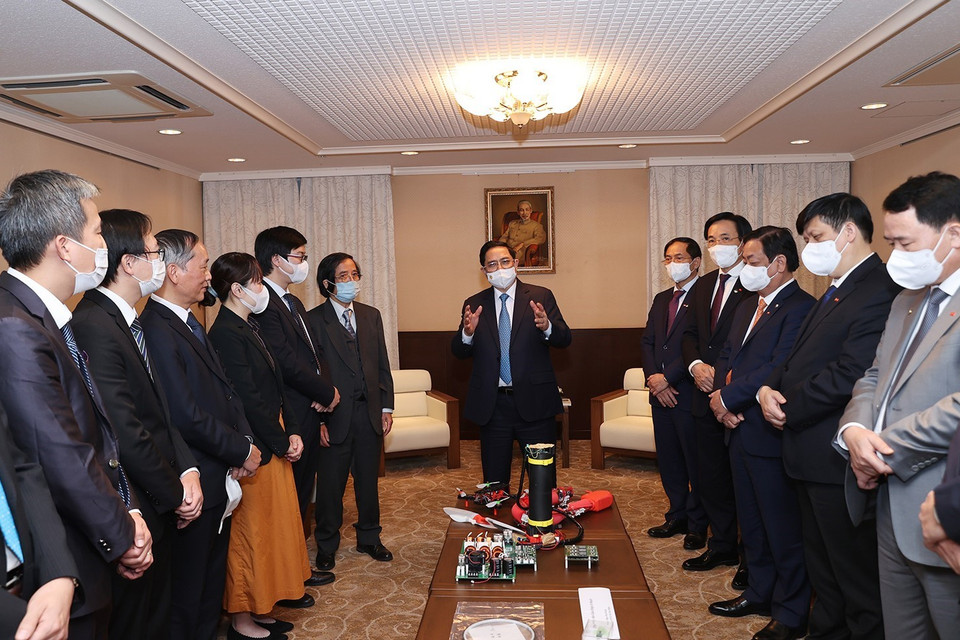 Thủ tướng Phạm Minh Chính gặp đại diện trí thức Việt Nam tại Nhật Bản. (Ảnh: Dương Giang/TTXVN)