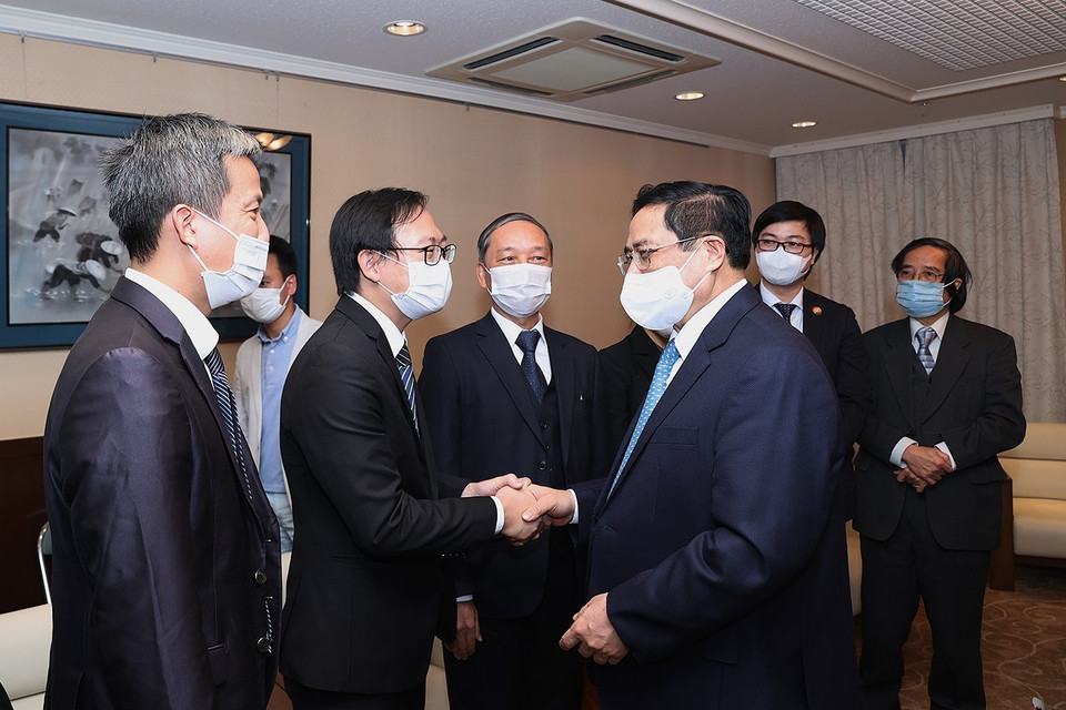 Thủ tướng gặp đại diện trí thức Việt Nam tại Nhật Bản. (Ảnh: Dương Giang/TTXVN)