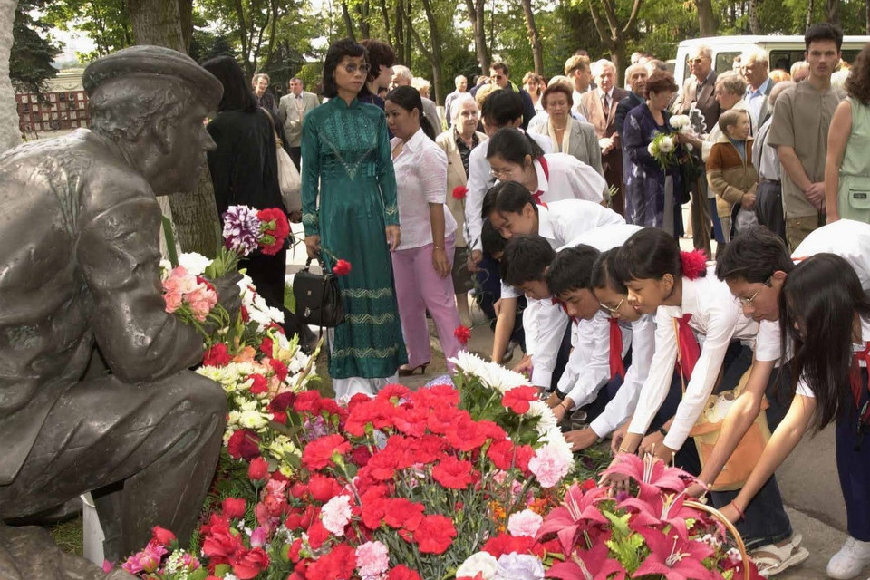 Đoàn thiếu nhi Việt Nam đặt hoa viếng mộ nghệ sĩ xiếc nổi tiếng - danh hề Yuri Nikulin (Moskva, 2002). (Ảnh: Liuđmila Pakhomova/TASS)