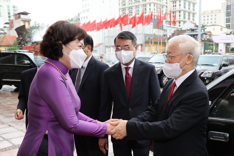 Sáng 5/5/2021, tại Hà Nội, Tổng Bí thư Nguyễn Phú Trọng đến dự và phát biểu tại Lễ kỷ niệm 70 năm Ngày thành lập Ngân hàng Nhà nước Việt Nam (6/5/1931-6/5/2021). Trong ảnh: Đồng chí Nguyễn Thị Hồng, Ủy viên Trung ương Đảng, Thống đốc Ngân hàng Nhà nước Việt Nam đón Tổng Bí thư Nguyễn Phú Trọng. (Ảnh: Trí Dũng/TTXVN)