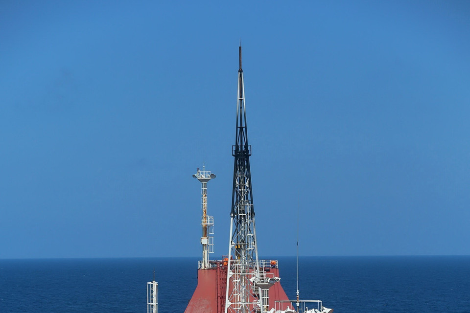 Tàu Vietsovpetro 01 khai thác dầu tại vùng mỏ Bạch Hổ. Tàu Vietsovpetro - 01 (Liên doanh Vietsovpetro) có sức chứa trên 150.000 tấn. (Ảnh: Huy Hùng/TTXVN)