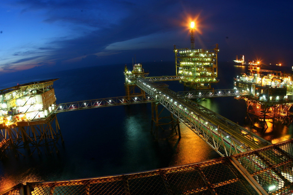 Đêm trên giàn công nghệ trung tâm số 2. (Ảnh: Huy Hùng/TTXVN)