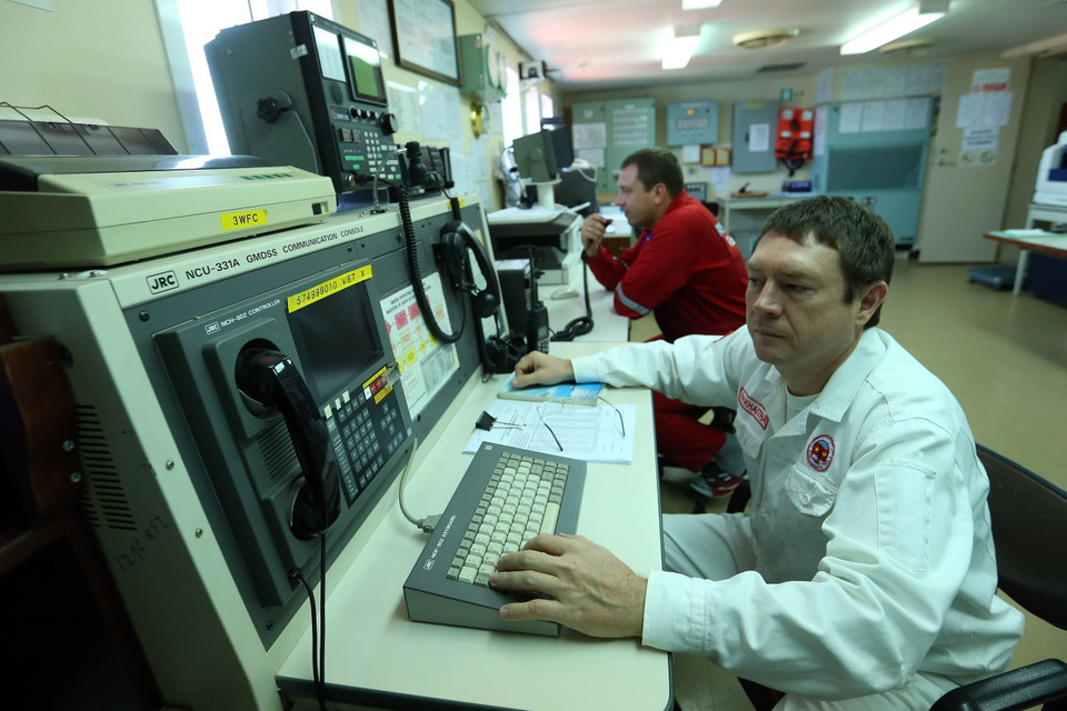 Chuyên gia Nga tại khu vực Đài chỉ huy tàu Vietsovpetro 01. (Ảnh: Huy Hùng/TTXVN)