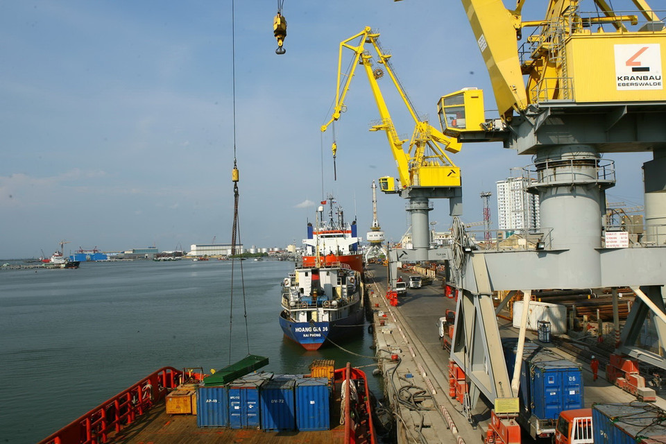 Vận chuyển thiết bị ra giàn khoan tại cảng của Vietsovpetro (thành phố Vũng Tàu). (Ảnh: Huy Hùng/TTXVN)