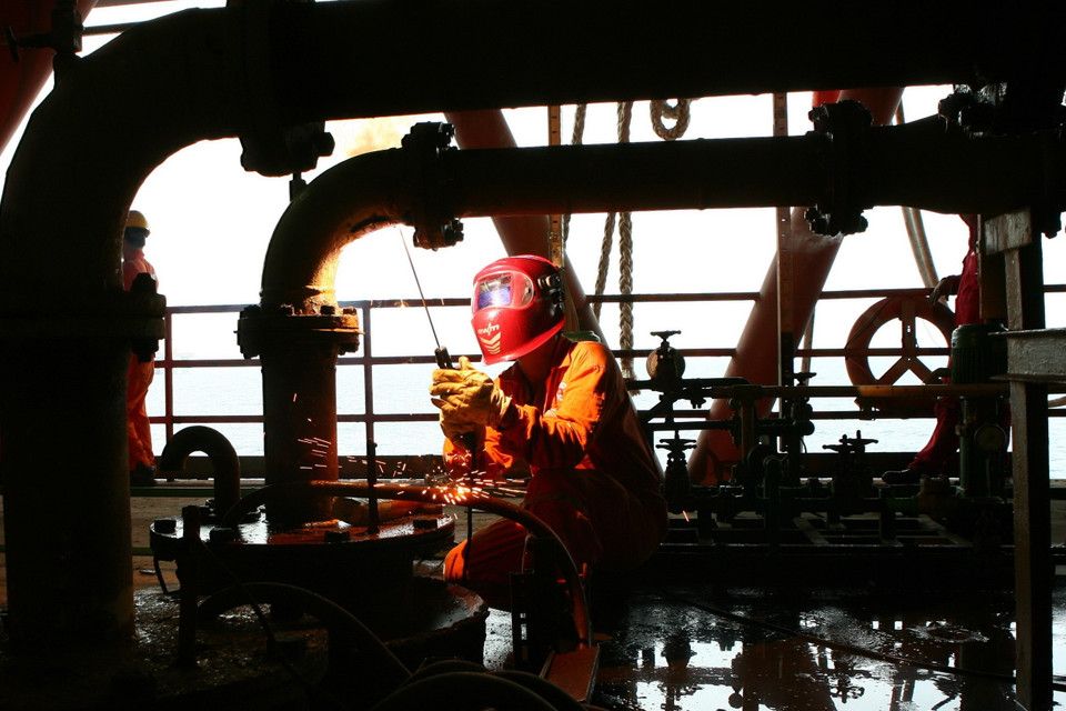 Sửa chữa thiết bị tại giàn khoan. (Ảnh: Huy Hùng/TTXVN)