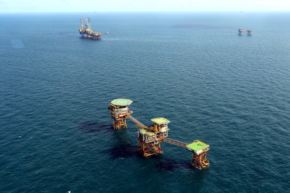 Các giàn khoan của Vietsovpetro tại mỏ Bạch Hổ. (Ảnh: Huy Hùng/TTXVN)