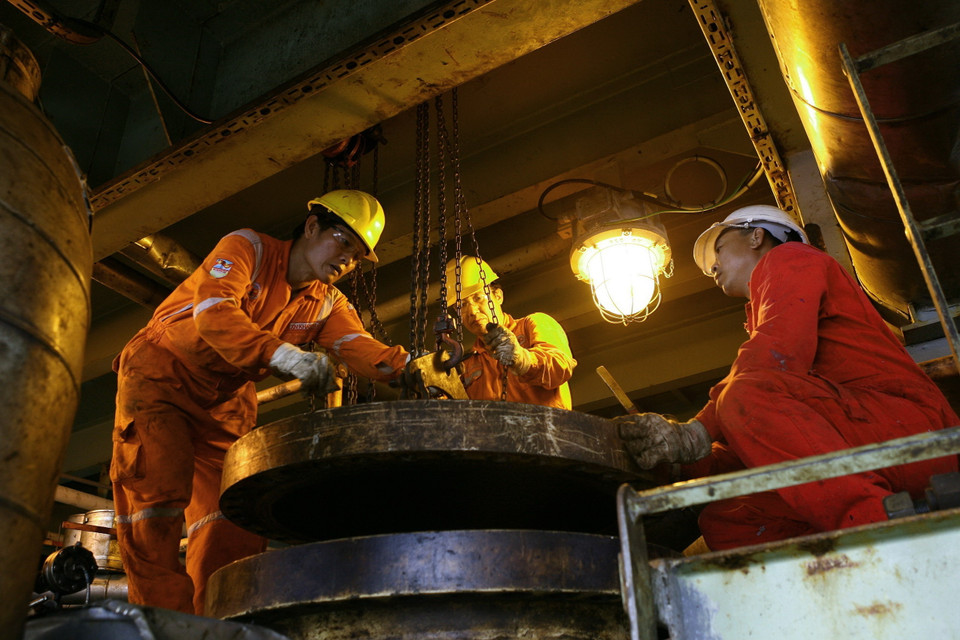 Công nhân sửa chữa thiết bị trên giàn khoan tại mỏ Bạch Hổ. (Ảnh: Huy Hùng/TTXVN)