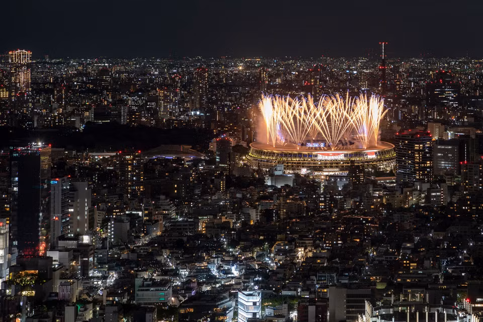 Màn trình diễn pháo hoa tại lễ khai mạc Olympic Tokyo 2020 được nhìn từ bên ngoài sân vận động. (Ảnh: AFP/ TTXVN)