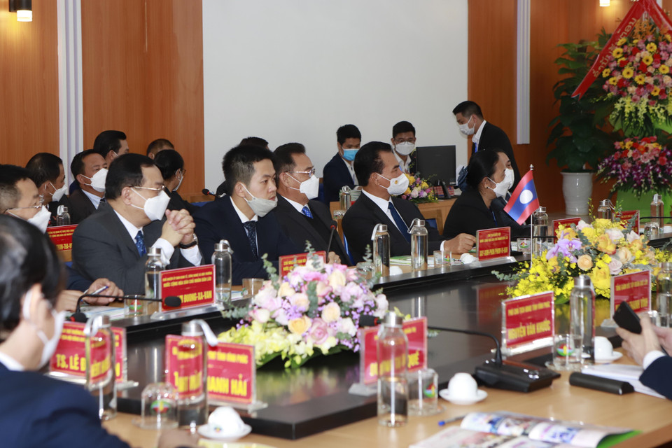 Chiều 7/12, Chủ tịch Quốc hội nước Cộng hòa Dân chủ Nhân dân Lào Xaysomphone Phomvihane dẫn đầu đoàn đại biểu cấp cao Quốc hội Lào có chuyến thăm và làm việc với Tập đoàn Quế Lâm tại huyện Bình Xuyên, Vĩnh Phúc. (Ảnh: Hoàng Hùng/TTXVN)