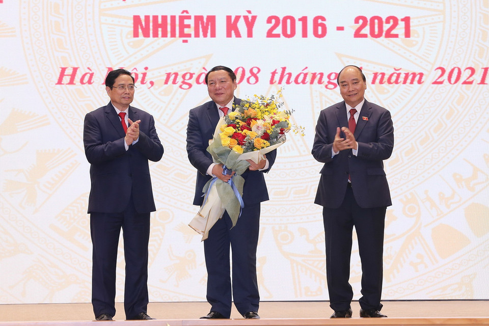 Trong ảnh: Chủ tịch nước Nguyễn Xuân Phúc và Thủ tướng Phạm Minh Chính trao Quyết định của Chủ tịch nước bổ nhiệm ông Nguyễn Văn Hùng giữ chức Bộ trưởng Bộ Văn hóa, Thể thao và Du lịch. (Ảnh: Dương Giang/TTXVN)