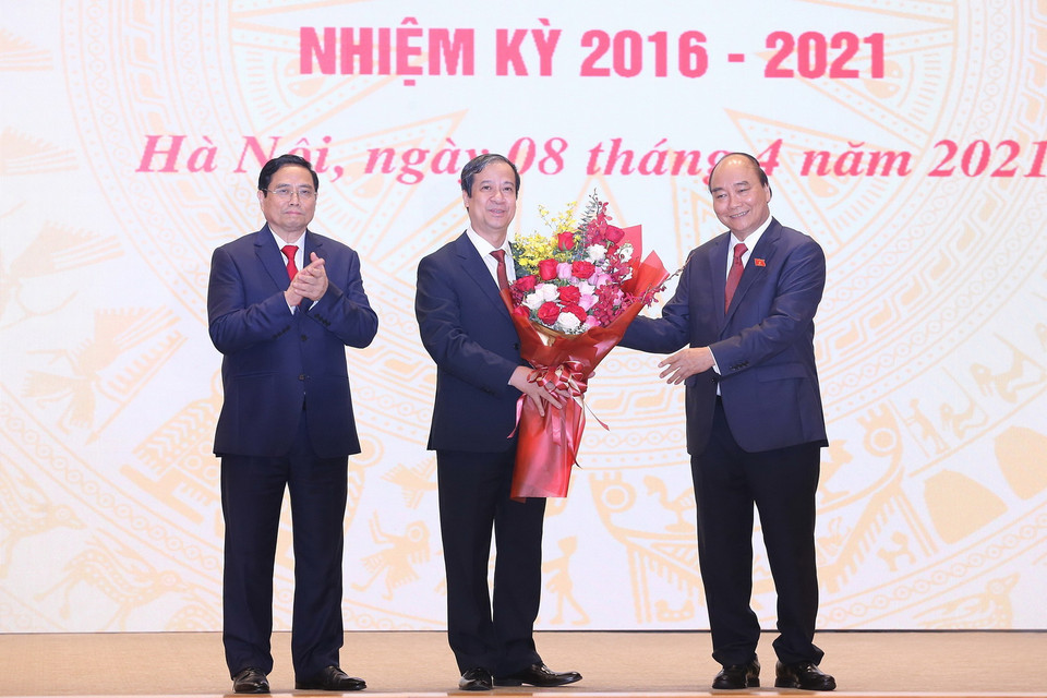  Trong ảnh: Chủ tịch nước Nguyễn Xuân Phúc và Thủ tướng Chính phủ Phạm Minh Chính trao Quyết định của Chủ tịch nước bổ nhiệm ông Nguyễn Kim Sơn giữ chức Bộ trưởng Bộ Giáo dục và Đào tạo. (Ảnh: Dương Giang/TTXVN)