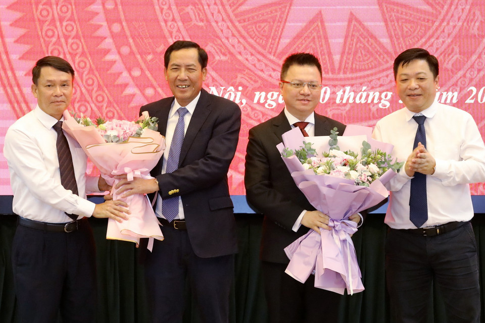  Đại diện lãnh đạo Báo Nhân Dân và lãnh đạo Thông tấn xã Việt Nam tặng hoa chúc mừng Tổng Biên tập Báo Nhân Dân Lê Quốc Minh và nguyên Tổng Biên tập Thuận Hữu. (Ảnh: Nguyễn Điệp/TTXVN)