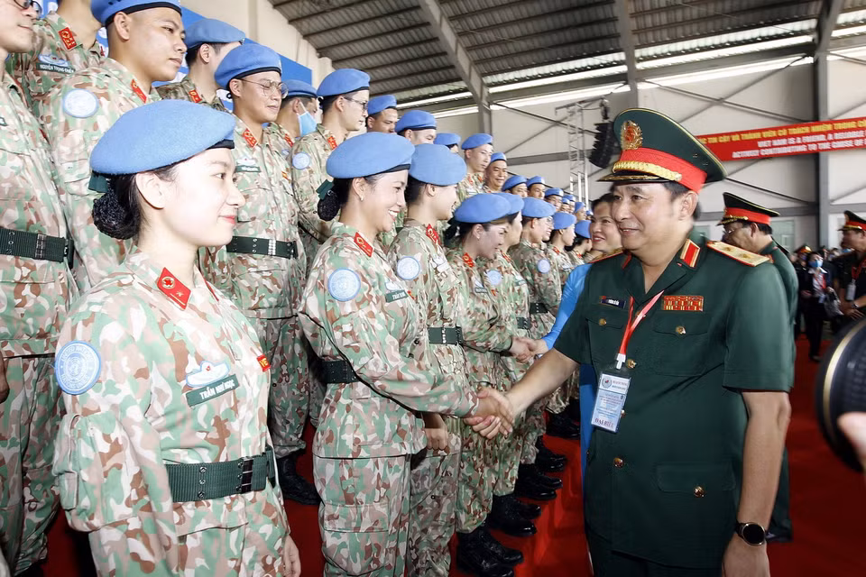  Lãnh đạo Bộ Quốc phòng thăm hỏi cán bộ, chiến sỹ Bệnh viện dã chiến 2.3 trước khi lên đường làm nhiệm vụ. (Ảnh: Thanh Vũ/TTXVN)