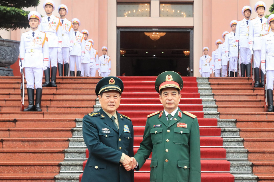 Bộ trưởng Bộ Quốc phòng Phan Văn Giang và Bộ trưởng Bộ Quốc phòng Ngụy Phượng Hòa. (Ảnh: Trọng Đức/TTXVN)