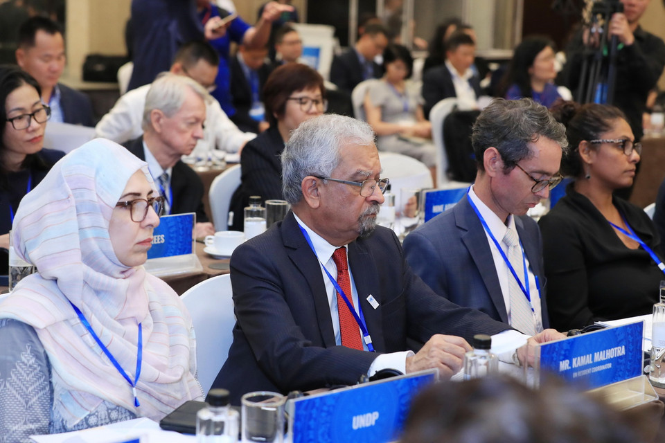 Trong ảnh: Điều phối viên thường trú của Liên Hợp Quốc Kamal Malhotra (thứ 2 từ trái sang) và các đại biểu quốc tế dự Phiên họp đầu cầu Hà Nội. (Ảnh: Lâm Khánh/TTXVN)