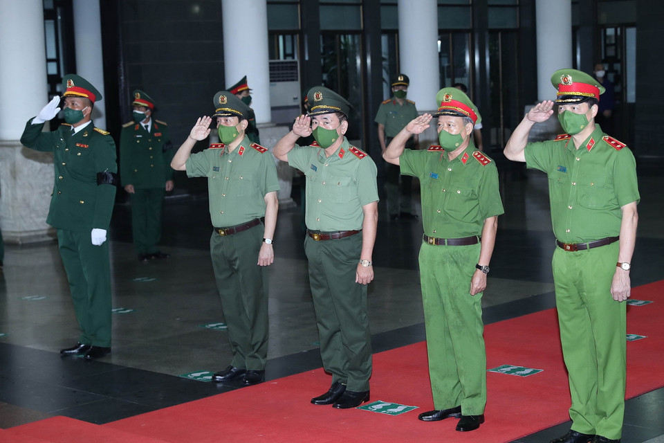 Đoàn Đảng ủy Công an Trung ương và Bộ Công an do Trung tướng, Thứ trưởng Bộ Công an Trần Quốc Tỏ dẫn đầu viếng Đại tướng Phùng Quang Thanh. (Ảnh: Trọng Đức/TTXVN)