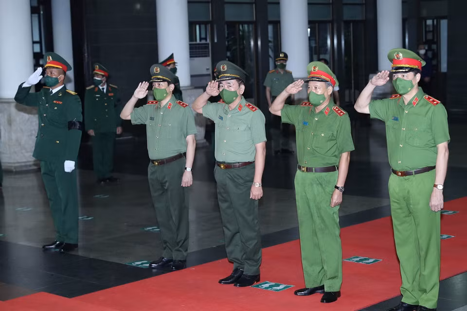  Đoàn Đảng ủy Công an Trung ương và Bộ Công an do Trung tướng, Thứ trưởng Bộ Công an Trần Quốc Tỏ dẫn đầu viếng Đại tướng Phùng Quang Thanh. (Ảnh: Trọng Đức/TTXVN)