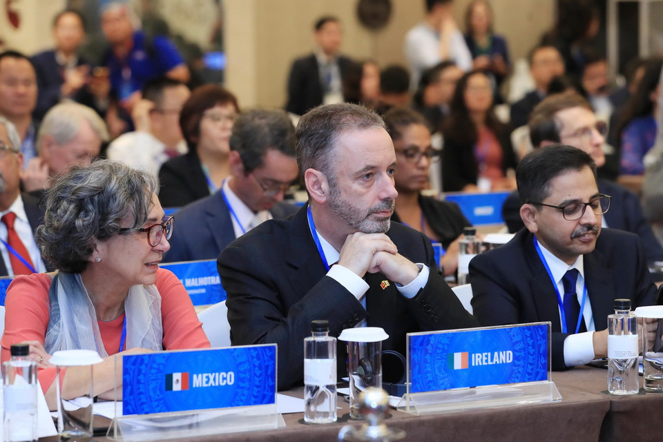 Đại sứ, đại diện đại sứ các nước dự Phiên họp trực tuyến HĐBA LHQ cấp bộ trưởng về chủ đề "Khắc phục hậu quả bom, mìn và duy trì hòa bình bền vững: Tăng cường gắn kết để hiệu quả hơn" tại Hà Nội. (Ảnh: Lâm Khánh/TTXVN)