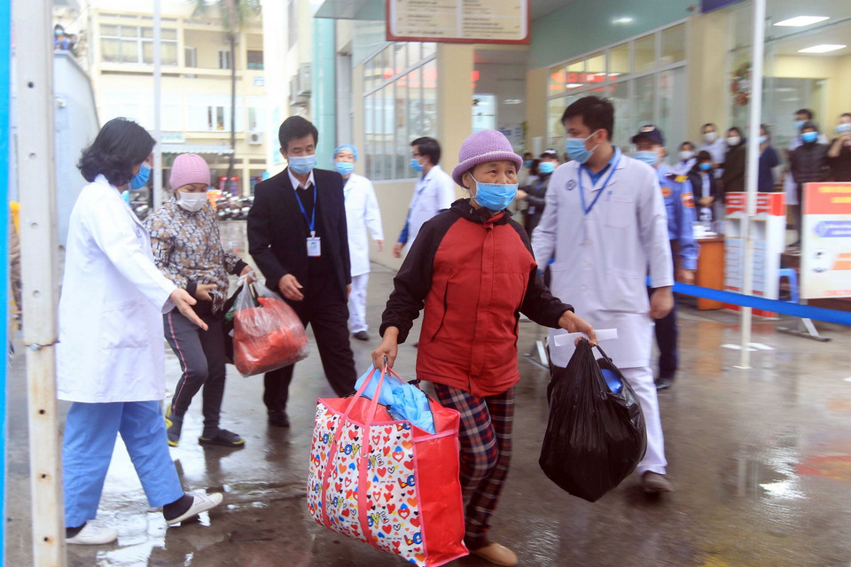 Người nhà bệnh nhân tại Bệnh viện Phụ sản Hải Phòng vui mừng về quê đón tết. (Ảnh: An Đăng/TTXVN)