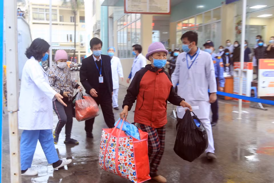 Người nhà bệnh nhân tại Bệnh viện Phụ sản Hải Phòng vui mừng về quê đón tết. (Ảnh: An Đăng/TTXVN)