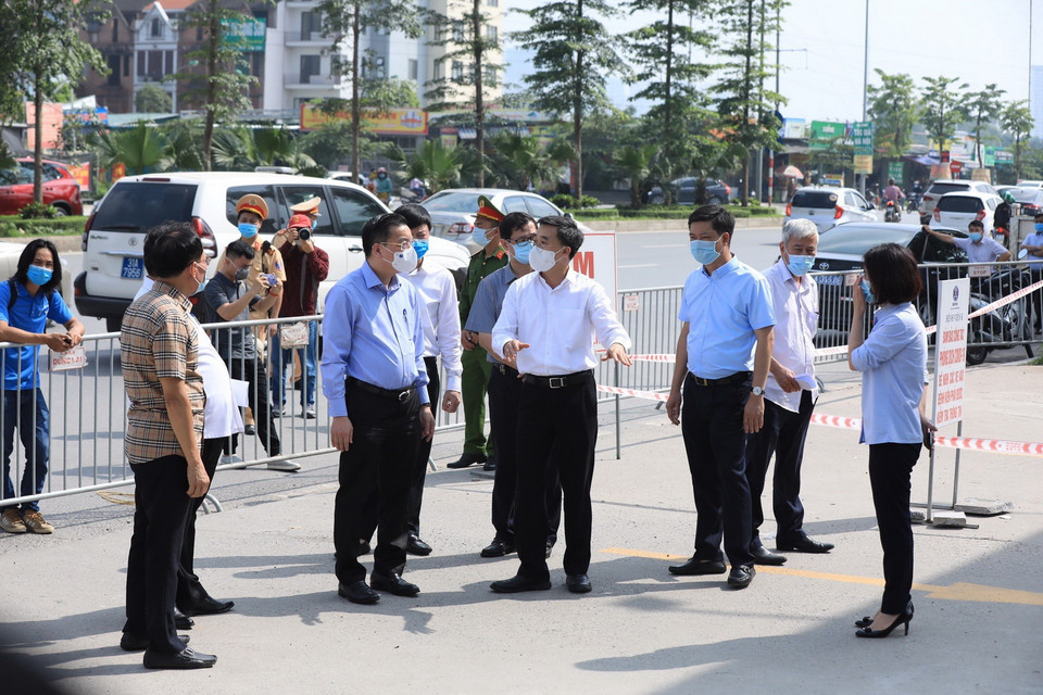 Chủ tịch UBND thành phố Hà Nội Chu Ngọc Anh kiểm tra và chỉ đạo công tác phòng, chống dịch COVID-19 tại Bệnh viện K cơ sở Tân Triều. (Ảnh: Minh Đức/TTXVN)