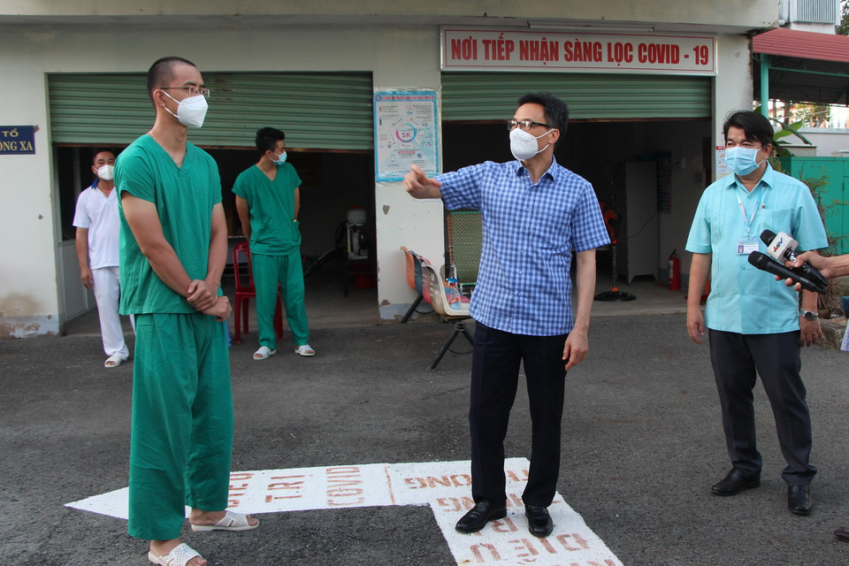  Phó Thủ tướng Vũ Đức Đam kiểm tra tại Bệnh viện Phổi tỉnh Hậu Giang - nơi đang điều trị bệnh nhân mắc COVID-19. (Ảnh: Hồng Thái/TTXVN)