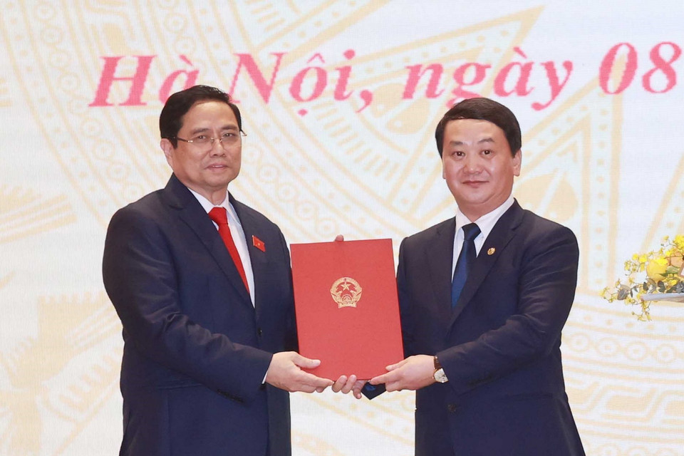 Ông Phạm Minh Chính, Ủy viên Bộ Chính trị, Thủ tướng Chính phủ trao quyết định của Chủ tịch nước bổ nhiệm ông Hầu A Lềnh giữ chức Bộ trưởng-Chủ nhiệm Ủy ban Dân tộc. (Ảnh: Thống Nhất/TTXVN)