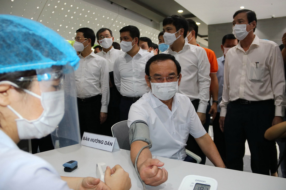  Bí thư Thành ủy TP Hồ Chí Minh Nguyễn Văn Nên đo huyết áp tại lễ khởi động chiến dịch tiêm chủng vaccine phòng COVID-19 tại TP Hồ Chí Minh. (Ảnh: Thanh Vũ/TTXVN)