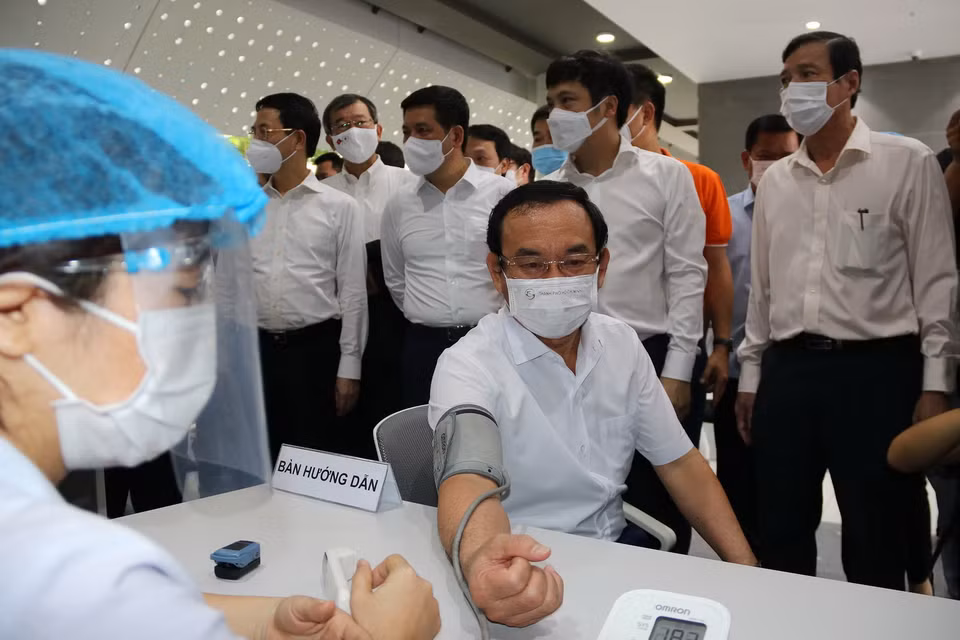  Bí thư Thành ủy TP Hồ Chí Minh Nguyễn Văn Nên đo huyết áp tại lễ khởi động chiến dịch tiêm chủng vaccine phòng COVID-19 tại TP Hồ Chí Minh. (Ảnh: Thanh Vũ/TTXVN)