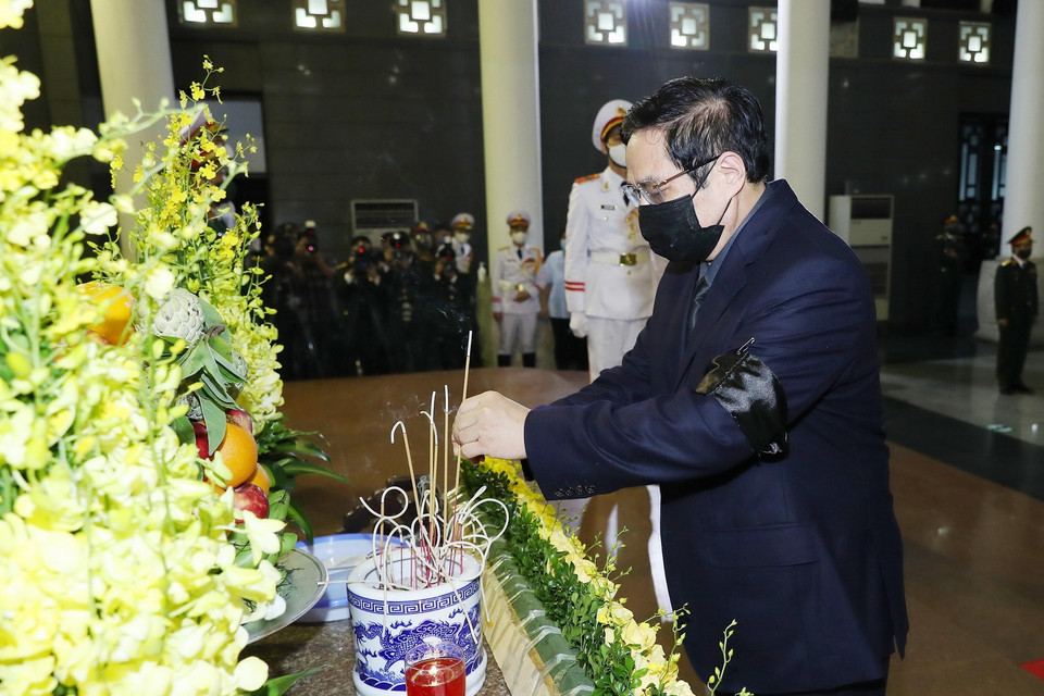  Thủ tướng Phạm Minh Chính thắp hương viếng Đại tướng Phùng Quang Thanh. (Ảnh: Trọng Đức/TTXVN)