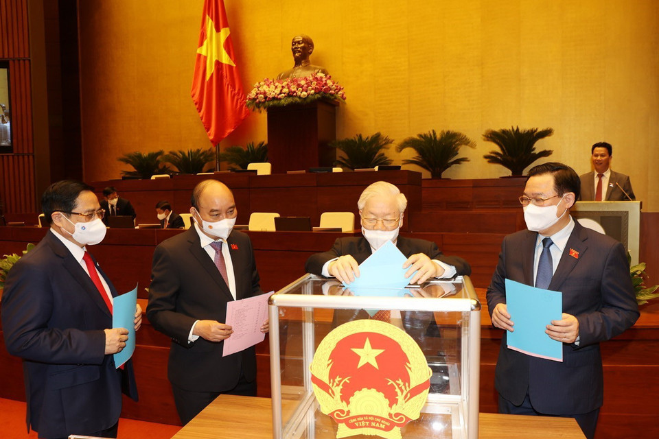 Tổng Bí thư Nguyễn Phú Trọng cùng các đồng chí lãnh đạo Đảng, Nhà nước bỏ phiếu phê chuẩn việc bổ nhiệm Phó Thủ tướng, Bộ trưởng và thành viên khác của Chính phủ. (Ảnh: Trí Dũng/TTXVN)