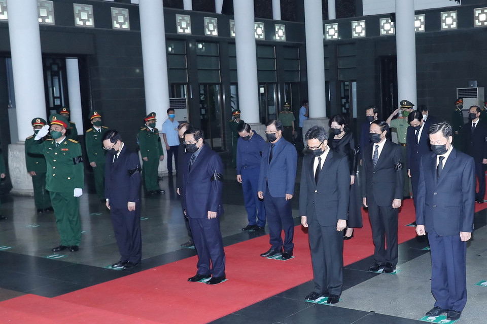  Đoàn Chính phủ do Thủ tướng Phạm Minh Chính dẫn đầu viếng Đại tướng Phùng Quang Thanh. (Ảnh: Trọng Đức/TTXVN)