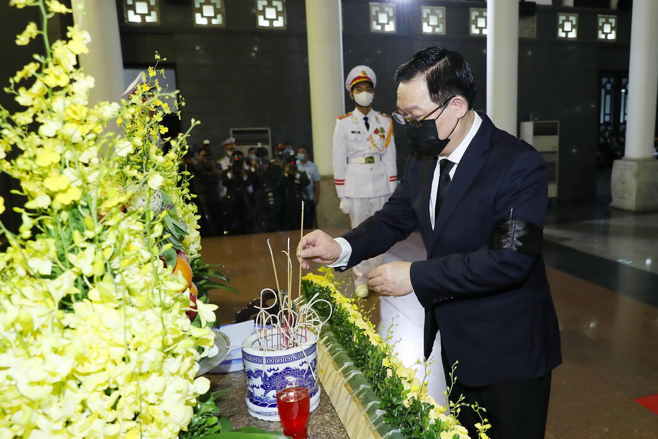 Chủ tịch Quốc hội Vương Đình Huệ thắp hương viếng Đại tướng Phùng Quang Thanh. (Ảnh: Trọng Đức/TTXVN)