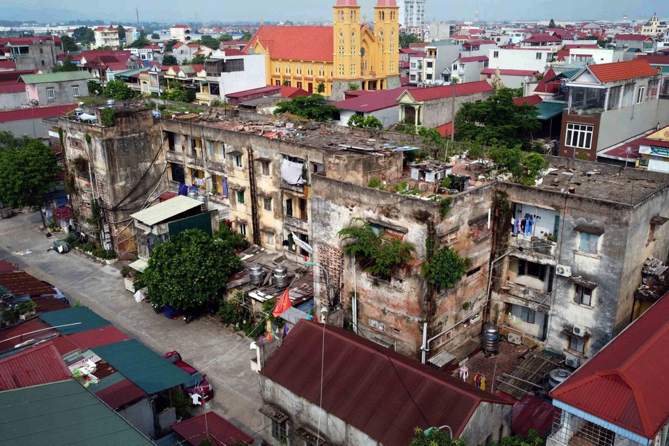  Khu tập thể của Công ty Cổ phần In Phúc Yên hiện đã xuống cấp ở mức độ nguy hiểm nhất, có nguy cơ sập đổ bất kỳ lúc nào. (Ảnh: Hoàng Hùng/TTXVN)