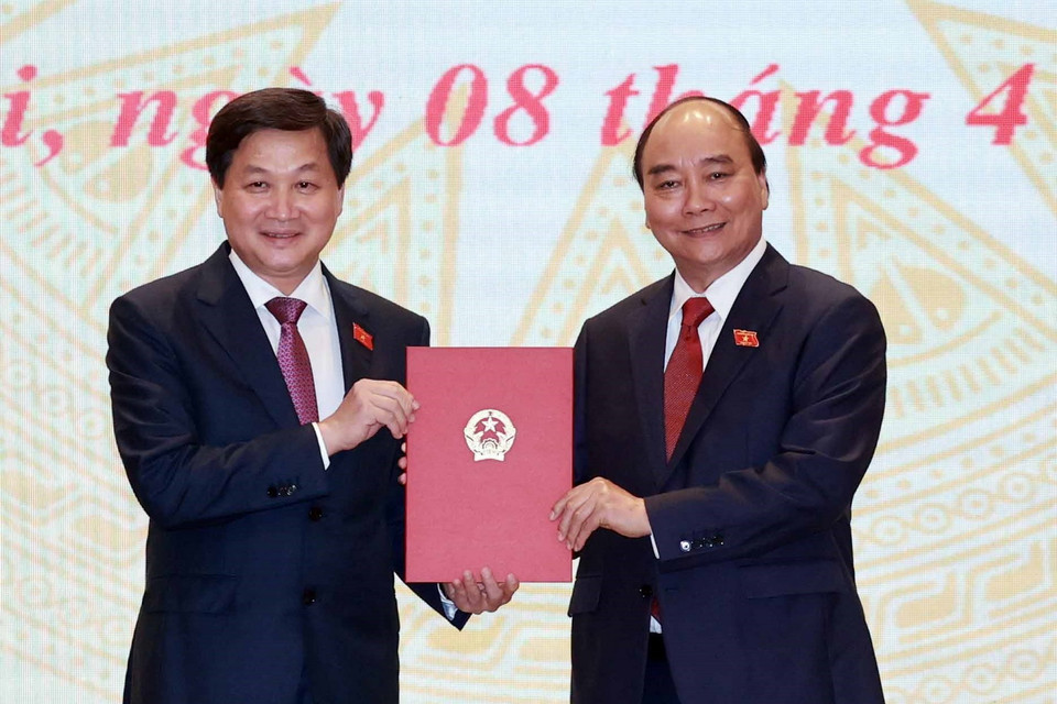 Ủy viên Bộ Chính trị, Chủ tịch nước Nguyễn Xuân Phúc trao Quyết định bổ nhiệm Phó Thủ tướng Chính phủ cho ông Lê Minh Khái. (Ảnh: Thống Nhất/TTXVN)