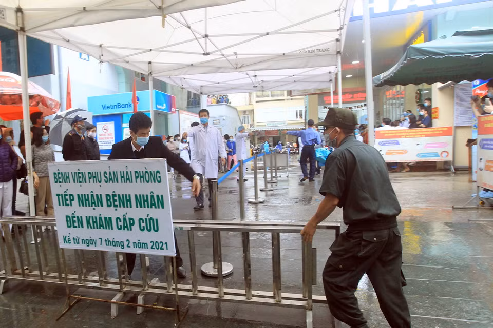 Hàng rào cách ly phong tỏa, tạm dừng tiếp đón bệnh nhân được gỡ bỏ. (Ảnh: An Đăng/TTXVN)