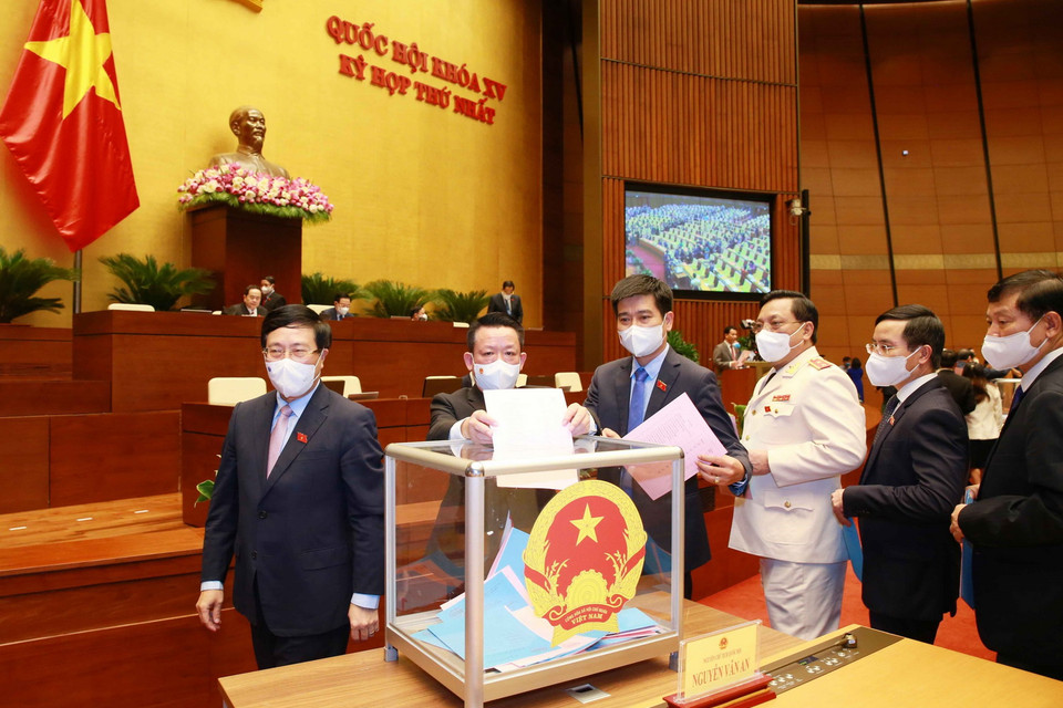 Đại biểu Quốc hội bỏ phiếu. (Ảnh: Phương Hoa/TTXVN)