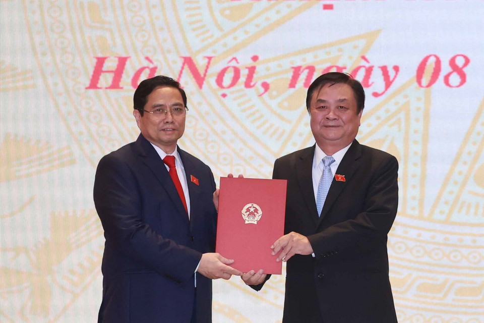 Ông Phạm Minh Chính, Ủy viên Bộ Chính trị, Thủ tướng Chính phủ trao quyết định của Chủ tịch nước bổ nhiệm ông Lê Minh Hoan giữ chức Bộ trưởng Bộ Nông nghiệp&amp;Phát triển Nông thôn. (Ảnh: Thống Nhất/TTXVN)
