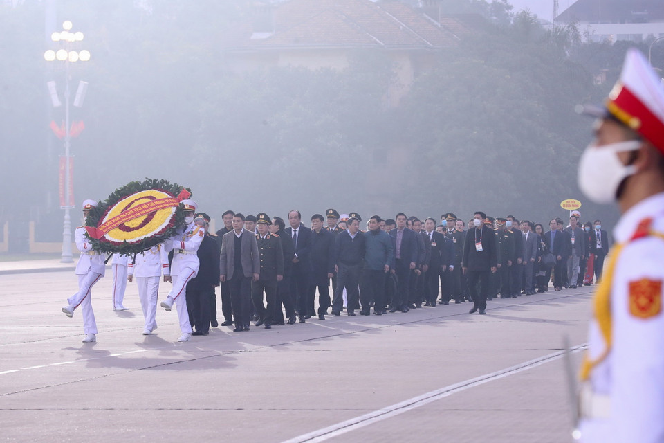 Ông Trần Quốc Vượng, Ủy viên Bộ Chính trị, Thường trực Ban Bí thư cùng đoàn công tác đến đặt vòng hoa và vào Lăng viếng Chủ tịch Hồ Chí Minh. (Ảnh: Dương Giang/TTXVN)